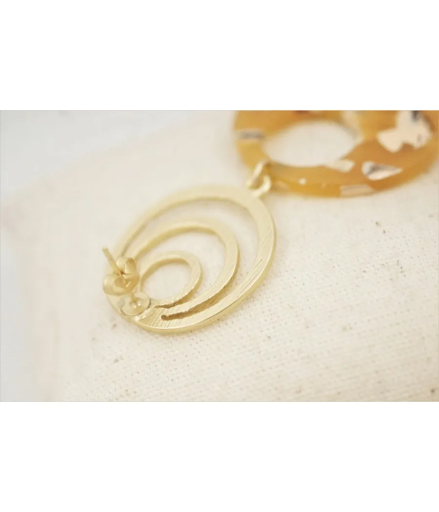 BOUCLES OREILLE CLOUS RESINE JAUNE MOUTARDE NOIR BLANC SPIRALE DOREE