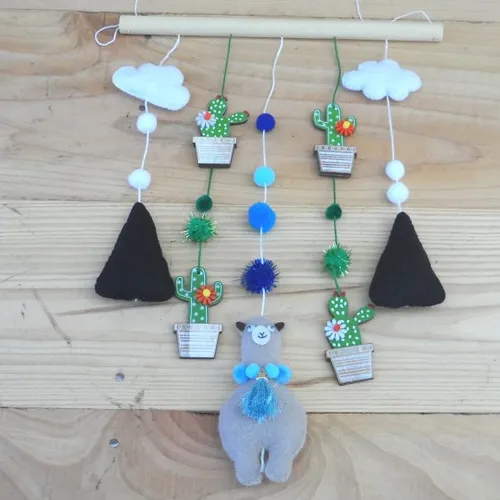 N°20 petit mobile  1 lama 4 cactus 2 montagnes 2 nuages bleu