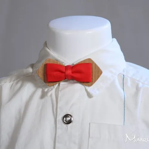 Pour bébé : petit noeud papillon en bois et tissu rouge vif