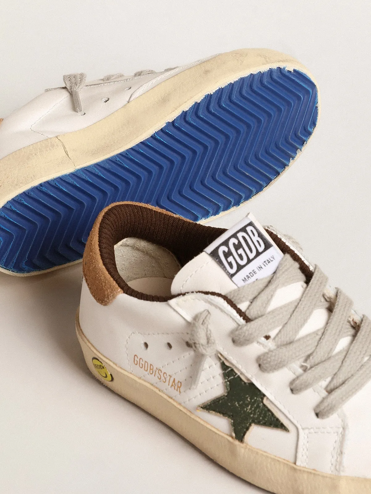 Super-Star Young avec étoile en cuir nappa vert et contrefort en daim marron | Golden Goose